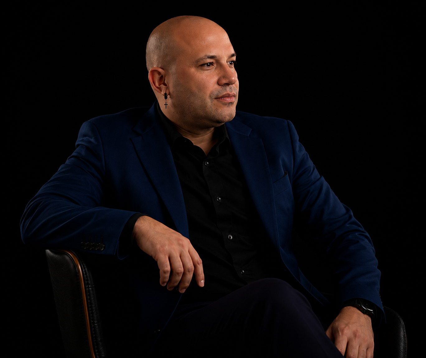Carlos Quintín sentado en sillón ejecutivo