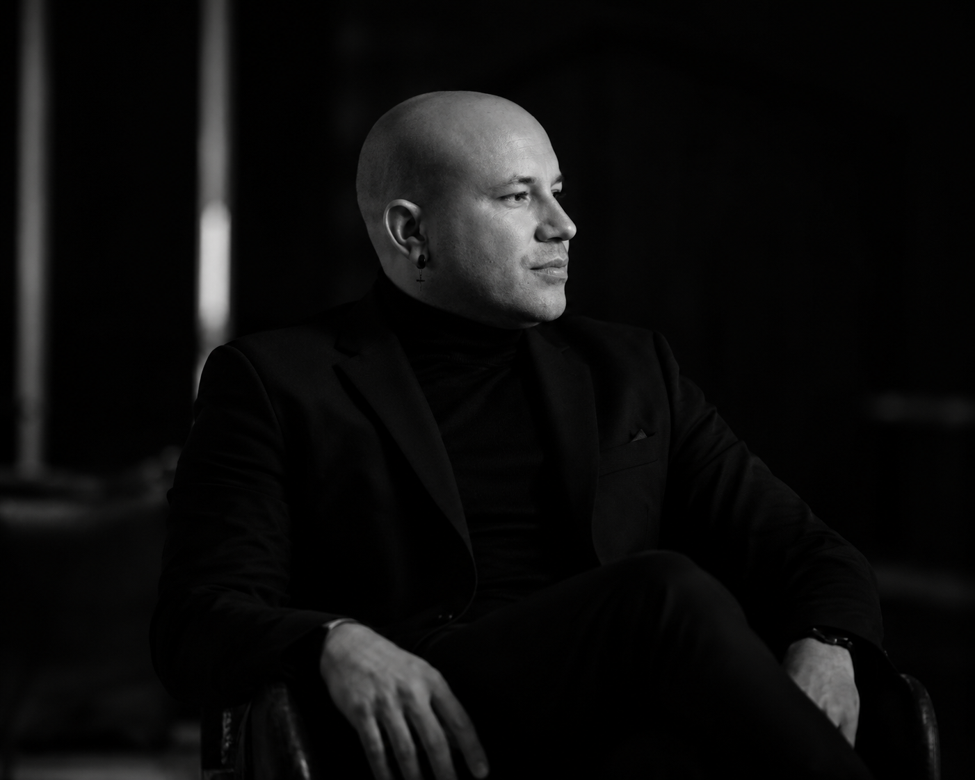 Carlos Quintín, retrato ejecutivo en blanco y negro